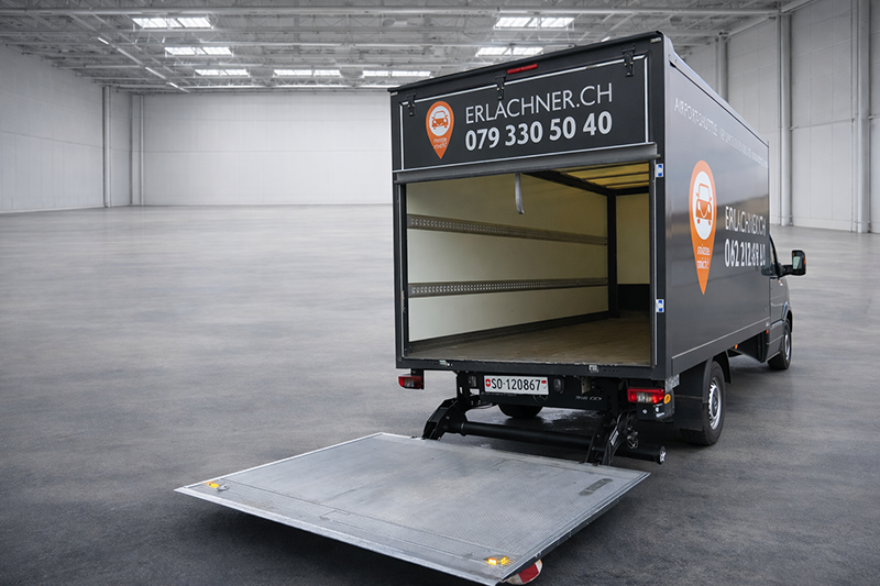 Lieferwagen im leeren Lagerhaus